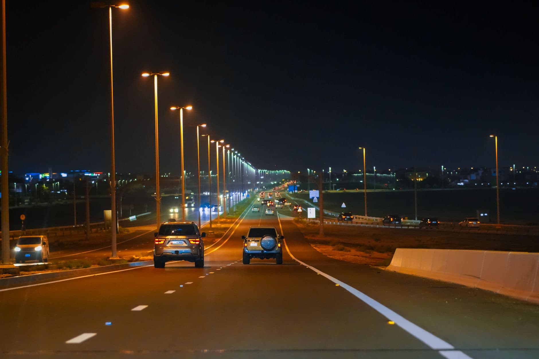 Strada che attraversa il paesaggio di Abu Dhabi